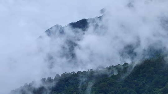雨后高山云雾缭绕