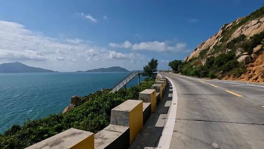 骑行在沿海公路