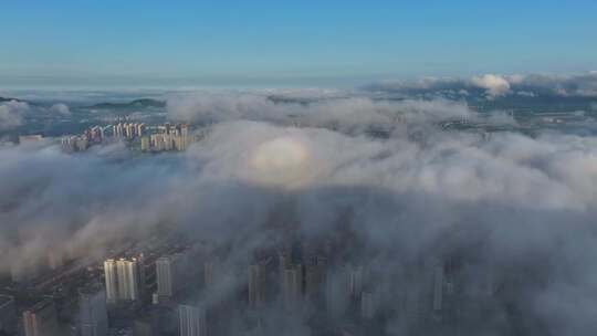 雨后泰安，云雾缭绕