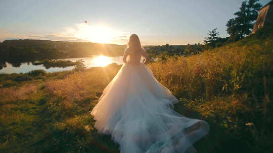 湖边奔跑的新娘