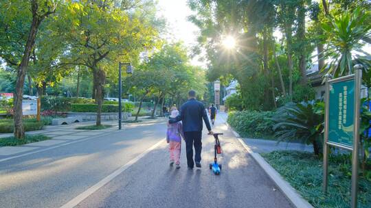 爸爸和女儿散步