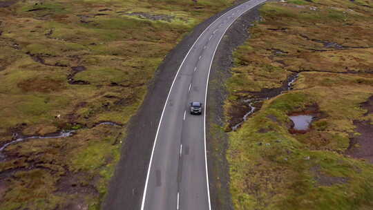 无人机飞行跟踪车在空旷的道路上行驶