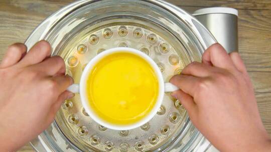 鸡蛋液放入锅中蒸熟
