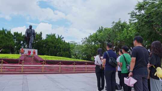游客团体在莲花山伟人铜像宣誓