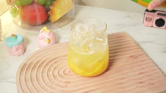 菠萝气泡水水果饮料健康饮品