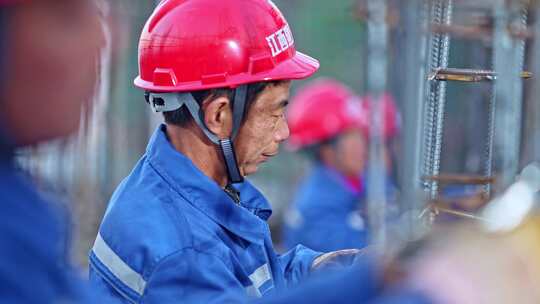 建筑工地 工人扎钢筋视频素材模板下载