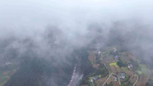 航拍雨中沪渝高速野三关乡村山脉(4）视频素材模板下载