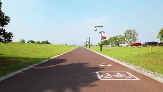 航拍金华著名景点湖海塘风景区草坪骑行道路