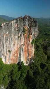 泰国甲米悬崖上猴子的航拍视频