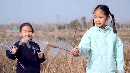 冬季在公园湖边游玩的两个中国女孩