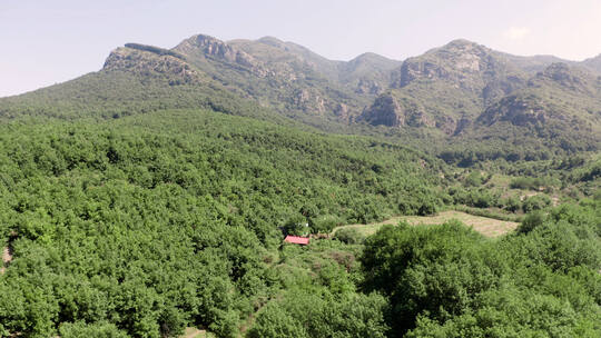 高山大山山峦悬崖峭壁森林牧场航拍1