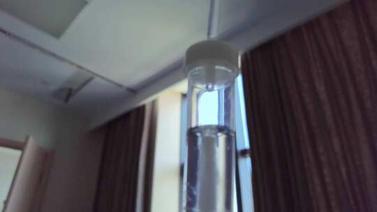 医院病人挂盐水点滴视频素材