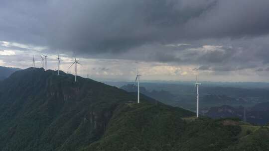 4K航拍风车山风力发电、绿色清洁能源