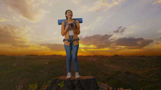 全身体的亚洲女性徒步旅行者微笑和手持相机