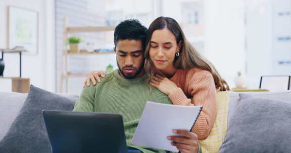 人寿保险，夫妻在家交谈，抵押贷款合同和客