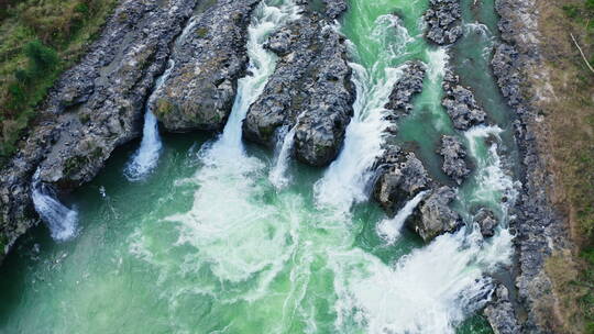 岩石间碧绿的河流