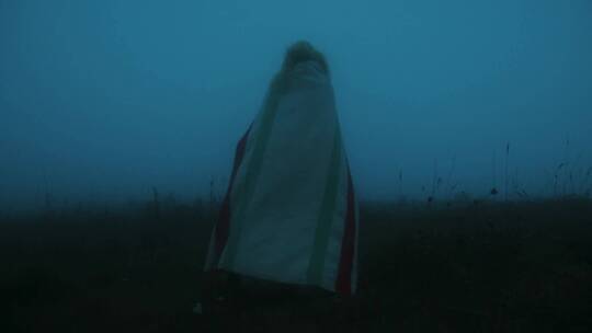披毯子在雾里行走的女人视频素材模板下载
