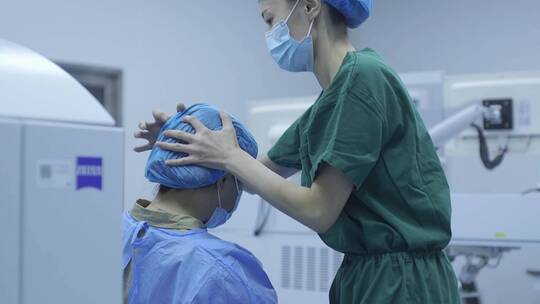 医院手术台上医生搀扶患者上手术 屈光手术视频素材模板下载