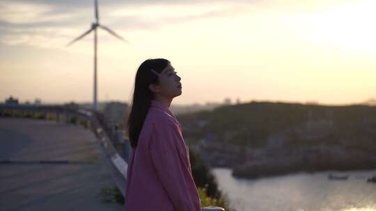 女孩黄昏时于路边眺望远方