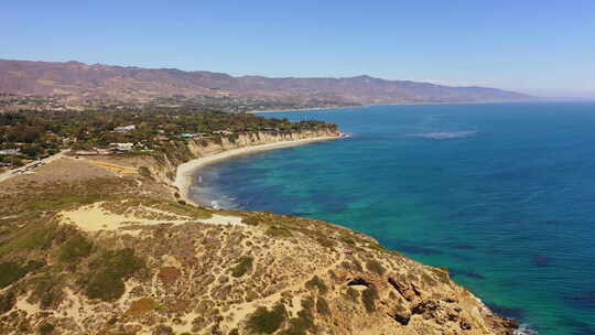 一个阳光明媚的夏日，无人机拍摄了加利福尼亚州马里布著名的杜梅州海滩。