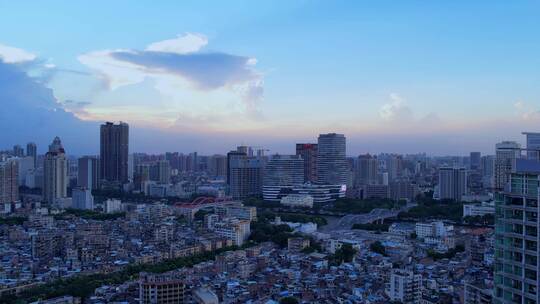 广州市区密集建筑与蓝天云朵风光航拍