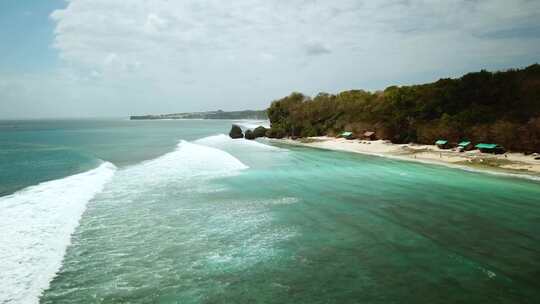 建立无人机沿着印度尼西亚巴厘岛巴东巴东海滩的海岸线飞行