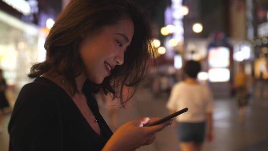 侧面拍摄夏季美女在成都街头看手机发消息视频素材模板下载