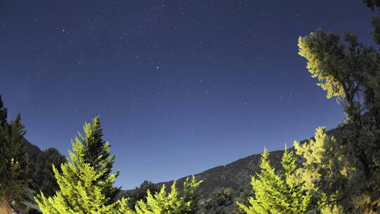 加州松山俱乐部上空星星轨迹和满月背景的时间推移视频素材模板下载