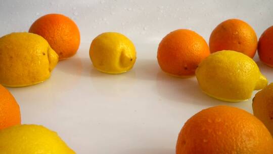 橙子落下溅起水花