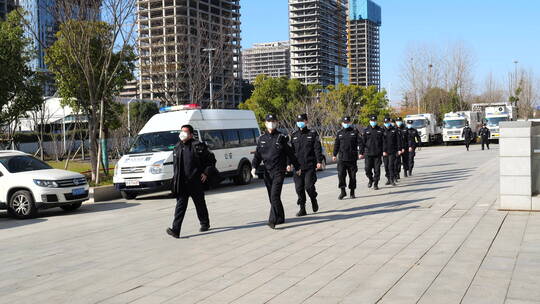 武汉疫情 光谷方舱医院执勤警察列队上岗