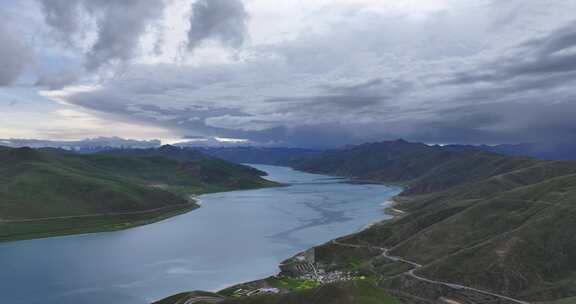 西藏羊卓雍错湖畔草原风光