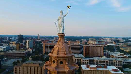 无人机在奥斯汀附近飞行。自由女神雕像——全面飞越。德克萨斯州议会大厦