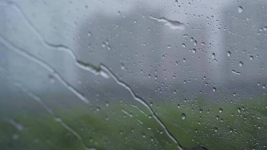 【空镜】4K高铁车窗雨滴特写