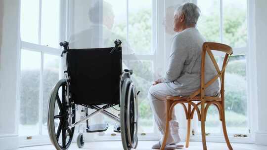 坐轮椅老人窗边静坐