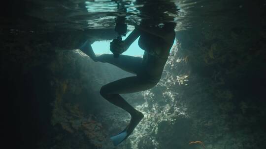 女人潜入水下