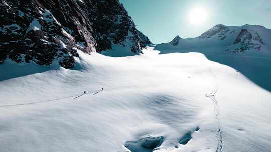 雪山探险结组行进