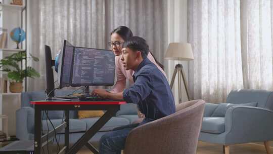 亚洲男孩教他的姐姐创建软件工程师开发应用程序、程序