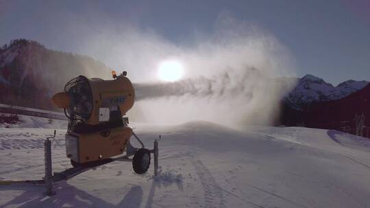 造雪机正在滑雪场造雪视频素材模板下载