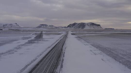 4K冰岛雪山雪地北极圈公路汽车航拍