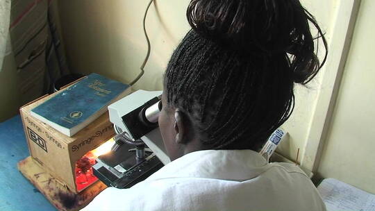 一名技术人员正在通过显微镜观察标本视频素材模板下载