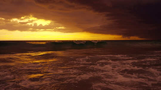 黄昏时候的卡伦海滩边的海浪视频素材模板下载