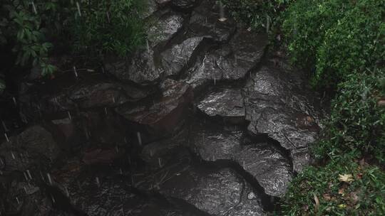 下雨天雨中的石阶视频素材模板下载