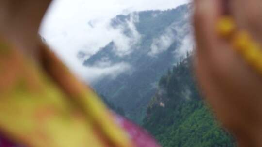 藏族美女在高山拿佛珠 双手合十