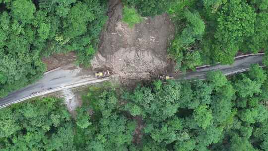 雨季泥水流塌方路段工程车抢修