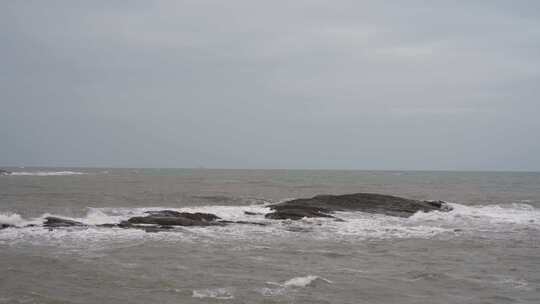 阴天大海礁石海岸边海水海边岩石大海上礁石