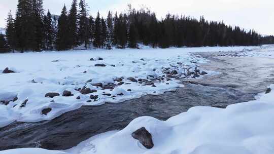 航拍新疆冬季喀纳斯湖雪景雪山森林冰河晨雾