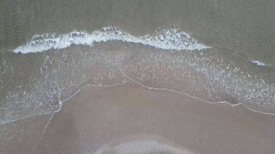 海水冲向沙滩