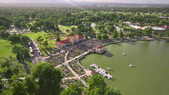 费里尔湖上丹佛夏季城市公园爵士乐活动的空