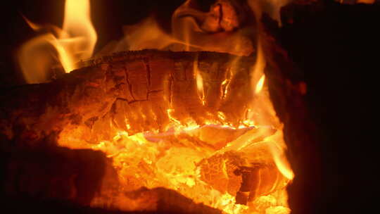 燃烧的木炭柴火草木灰火焰视频素材模板下载