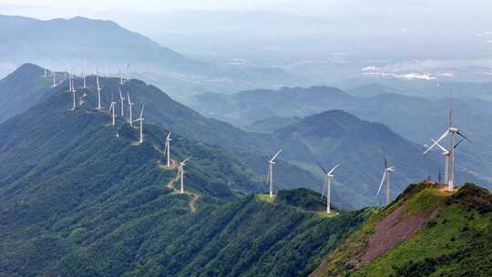 河源缺牙山山顶风车风力发电机自然风光